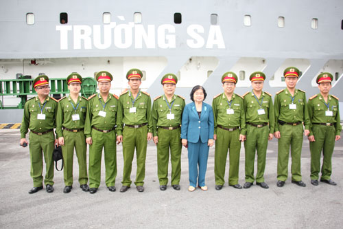 Đoàn cán bộ Học viện CSND chụp ảnh với đồng chí Trương Mỹ Hoa trước giờ lên tàu Trường Sa.